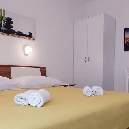 Ivona 2 krevet i doručak *